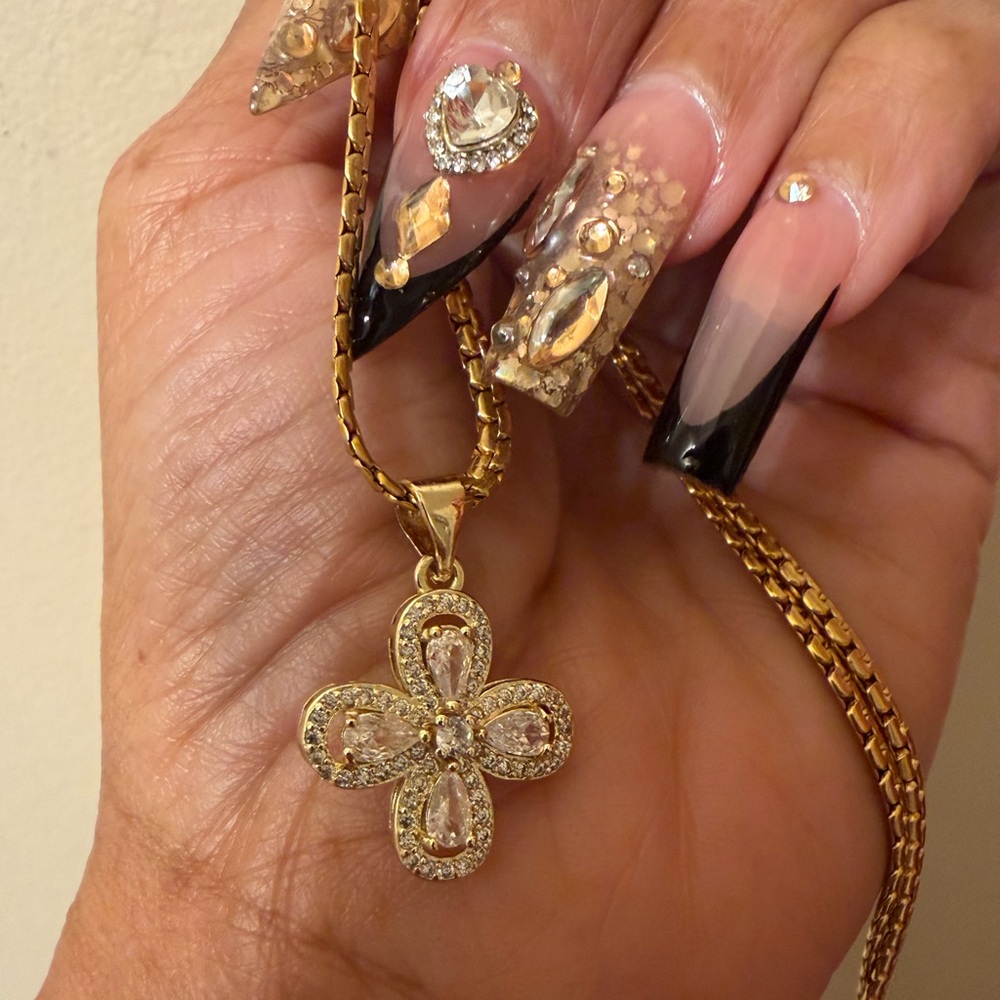 Elegant Gold  Pendant Necklace
